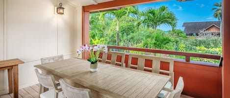 Outdoor dining on the upstairs lanai.