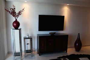 Living room, Entertainment Center & Flatscreen TV