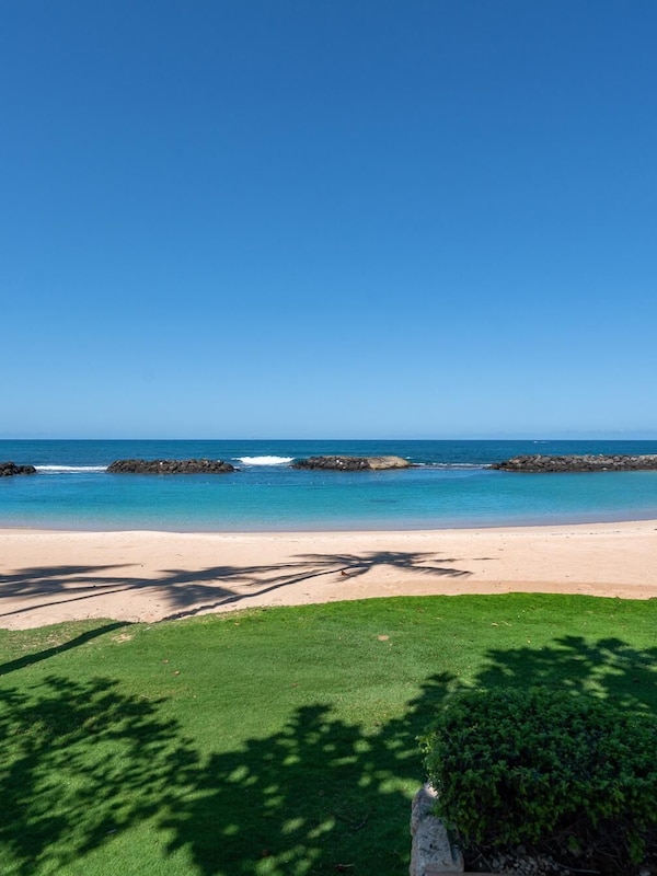 Steps to Honu Lagoon from the Beach Villas