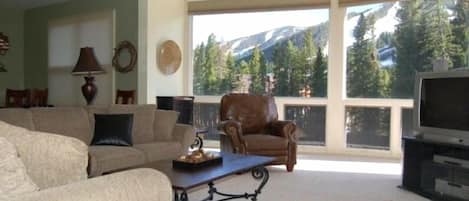 Living Room with spectacular views, 50' flat screen HD-TV and free WIFI.