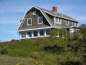 Classic gambral house on hill with spectacular ocean views!