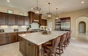 Master Chef’s kitchen w/ professional grade appliances and large center island