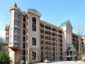 The Gatehouse . . . gorgeous property within walking distance of Gatlinburg!