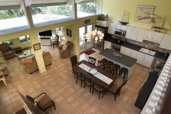 Beautifully updated SeaPines beach villa, Pet friendly, On site pool