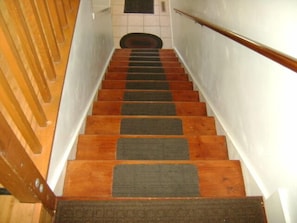 Steps from 2nd floor to 1st floor foyer