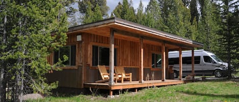 Mini-Moose Cabin - Comfortable front porch with Adirondack chairs!