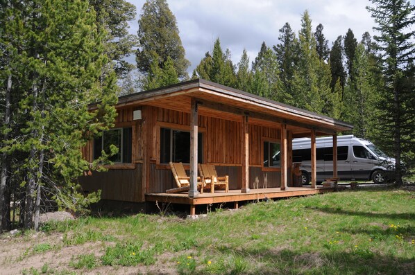 Mini-Moose Cabin - Comfortable front porch with Adirondack chairs!