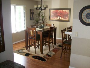 Eating Area & breakfast bar