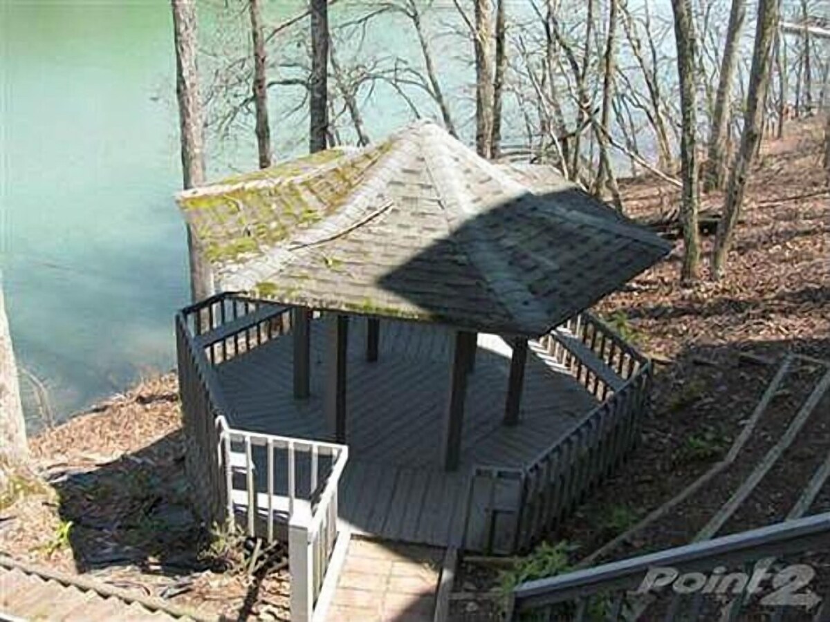 Welcome to The Treehouse on Lake Chatuge!