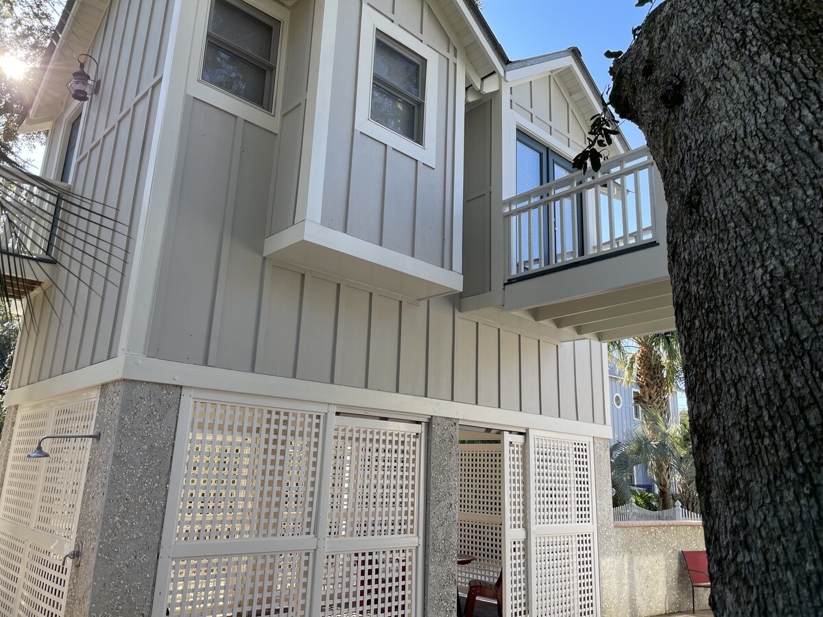Beach Cottage with Heated Spa & Private Pool-Pet Friendly