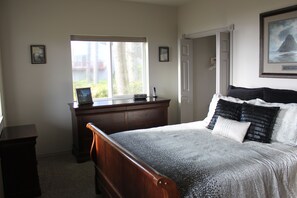 OCEANFRONT QUEEN BEDROOM