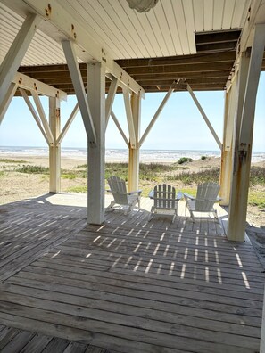 When you just want to enjoy the sound of the waves, enjoy the seating under the house