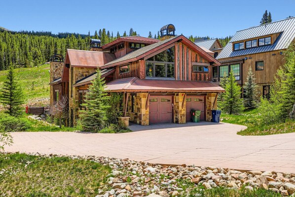 Welcome to Pinnacle Lodge