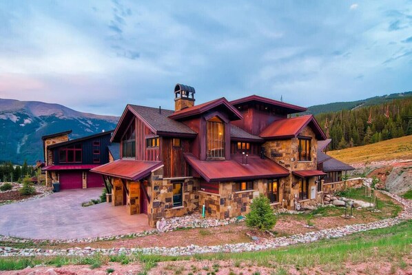 Stunning mountain views from the Pinnacle Lodge, a luxurious ski-in/ski-out home perfect for large groups and family gatherings.