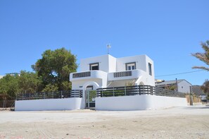 Elegant and spatious, unblocked view to the beach