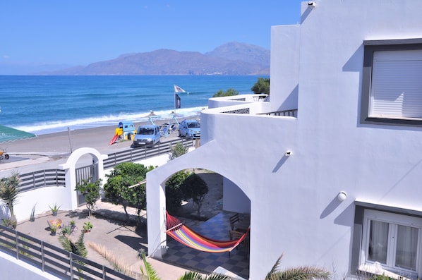 Villa with large garden right in front of the beach