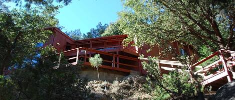 Front of cabin perched atop the granite rocks.