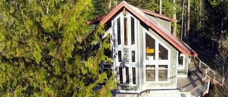 Great mountain views from floor to ceiling windows