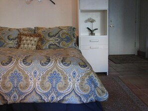 A queen size bed with luxurious linens