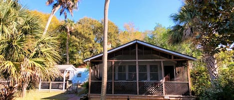 Large, relaxing screened porch!