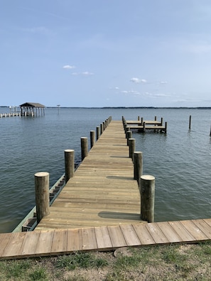 New dock- small beach area during low tide. Easy access to drop in kayak/canoes