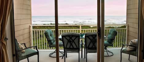 Coffee in the morning and evening meals with this magnificent oceanfront view!