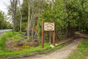 Amenity - Roadside Sign Driving North