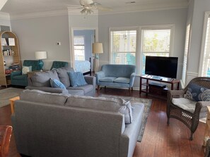 Livingroom area with plenty of seating.