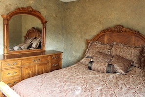 Second Bedroom, Queen Bed
