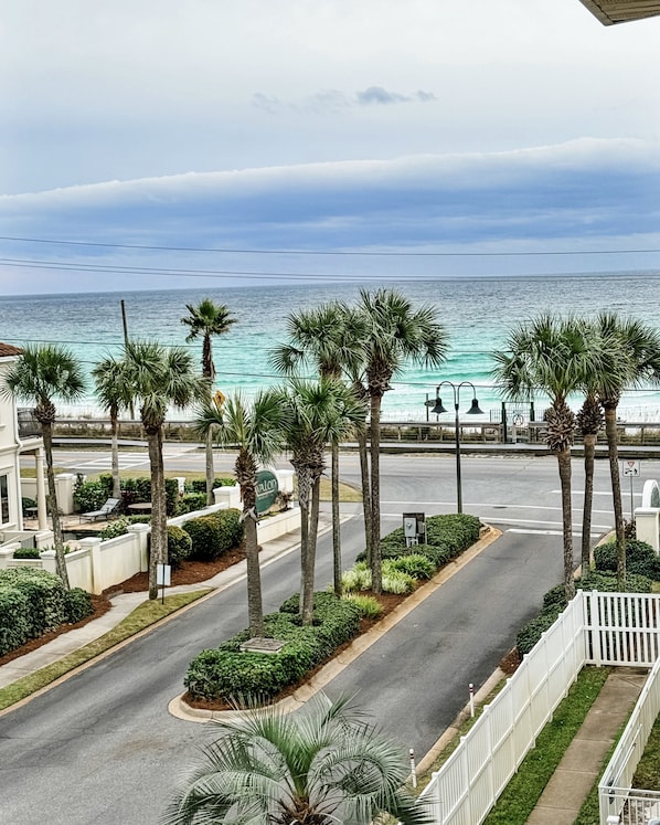 The best view of the ocean in Building one!! Gorgeous top floor views.