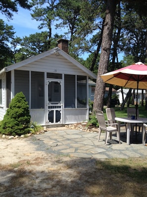 one bedroom cabin w screened porch