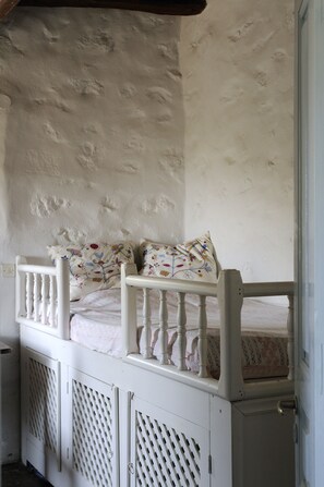Traditional House / Single Bedroom