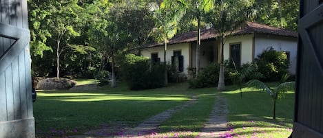 Entrada da propriedade com a casa principal