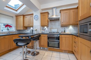 Fully Equipped kitchen with under cabinet lighting  