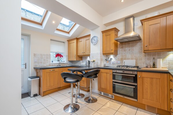 Fully fitted kitchen, with dishwasher, microwave, oven, gas hob, fridge freezer 