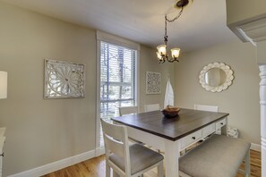 Dining room - spacious dining room that seats 6