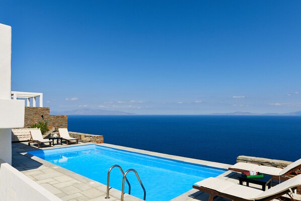 pooling with sea view