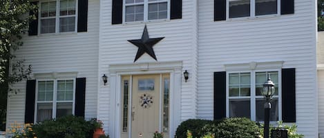 Comfy Colonial, close to it all!