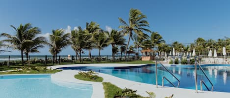 vista da piscina do salão de jogos