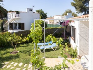 L'Eau, Ciel, Propriété, Plante, Bâtiment, Nuage, Piscine, Arbre, Zone Résidentielle, Herbe