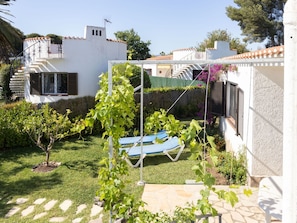 L'Eau, Ciel, Propriété, Plante, Bâtiment, Nuage, Piscine, Arbre, Zone Résidentielle, Herbe