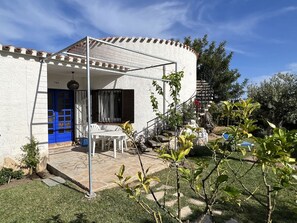 Plante, Nuage, Ciel, Bâtiment, Communauté Des Plantes, Fenêtre, Ombre, Lot Terre, Maison, Herbe