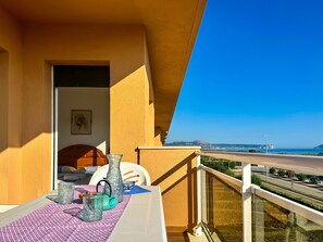 Apart. 50 mts to the beach. 6 people. 2 bathrooms.Pool. Parquing. PLATJA DE PALS