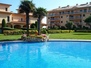 Apart. 50 mts to the beach. 6 people. 2 bathrooms.Pool. Parquing. PLATJA DE PALS