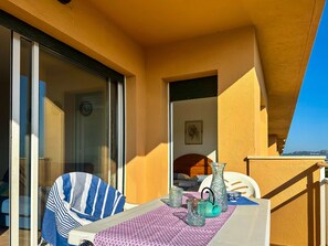 Apart. 50 mts to the beach. 6 people. 2 bathrooms.Pool. Parquing. PLATJA DE PALS