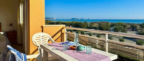 Apart. 50 mts to the beach. 6 people. 2 bathrooms.Pool. Parquing. PLATJA DE PALS