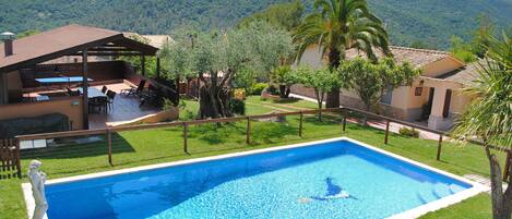 Piscine privée avec de beaux paysages.