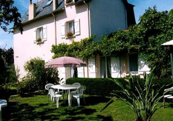 Jardin arboré, exposé au sud , avec salons de jardin.