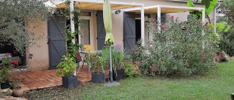 TERRASSE DONNANT SUR JARDIN