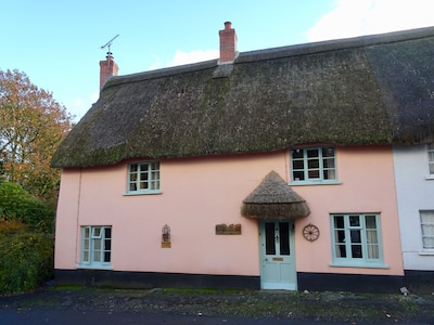 Casa rural con techo de paja del siglo XVI en el pintoresco pueblo de Devon. Se admiten mascotas.